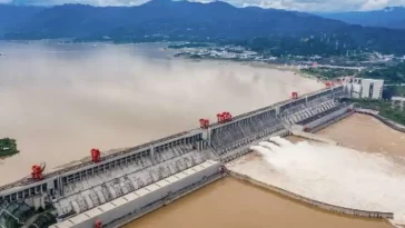 China Builds A 590-foot Dam