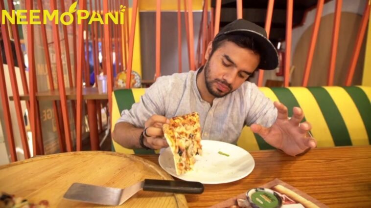 Irfan Junejo tries different kinds of food in Karachi