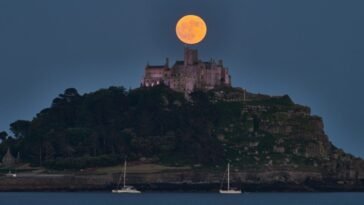 Strawberry Moon Lights up the Night Sky Across the World