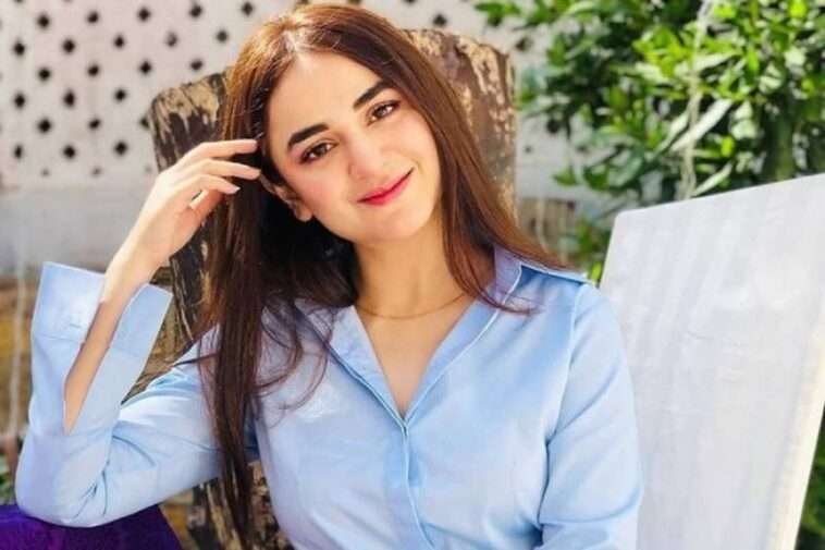 watch as 'Sinf-e-Aahan' Star Yumna Zaidi Trips at a shoot but stays unhurt
