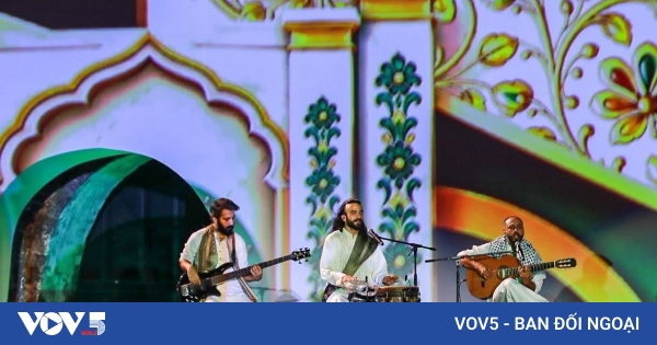 Ancient Poetry, Modern Sounds Hit Hanoi